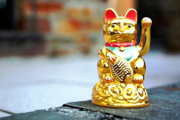 Historien om den kinesiske heldige katten - Maneki Neko - Hva er dens opprinnelse, kinesisk eller japansk? 
