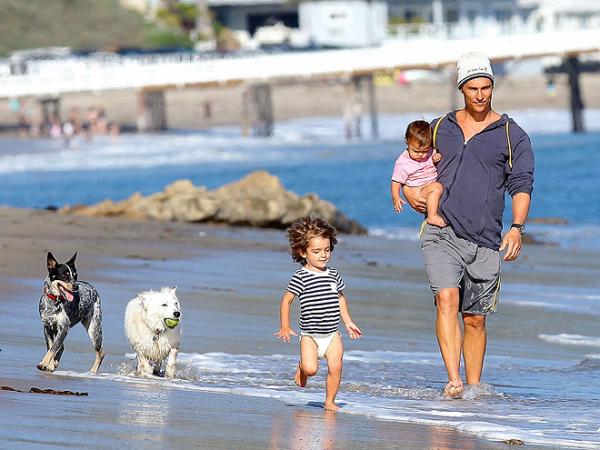 Topp 10 kjendiser som har adoptert hunder - 10. Matthew McConaughey